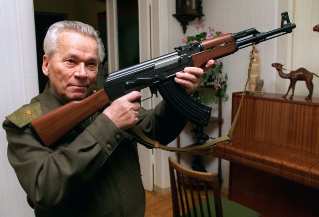 Ο Καλάσνικοφ αισθανόταν «υπεύθυνος» για τους θανάτους από το όπλο του